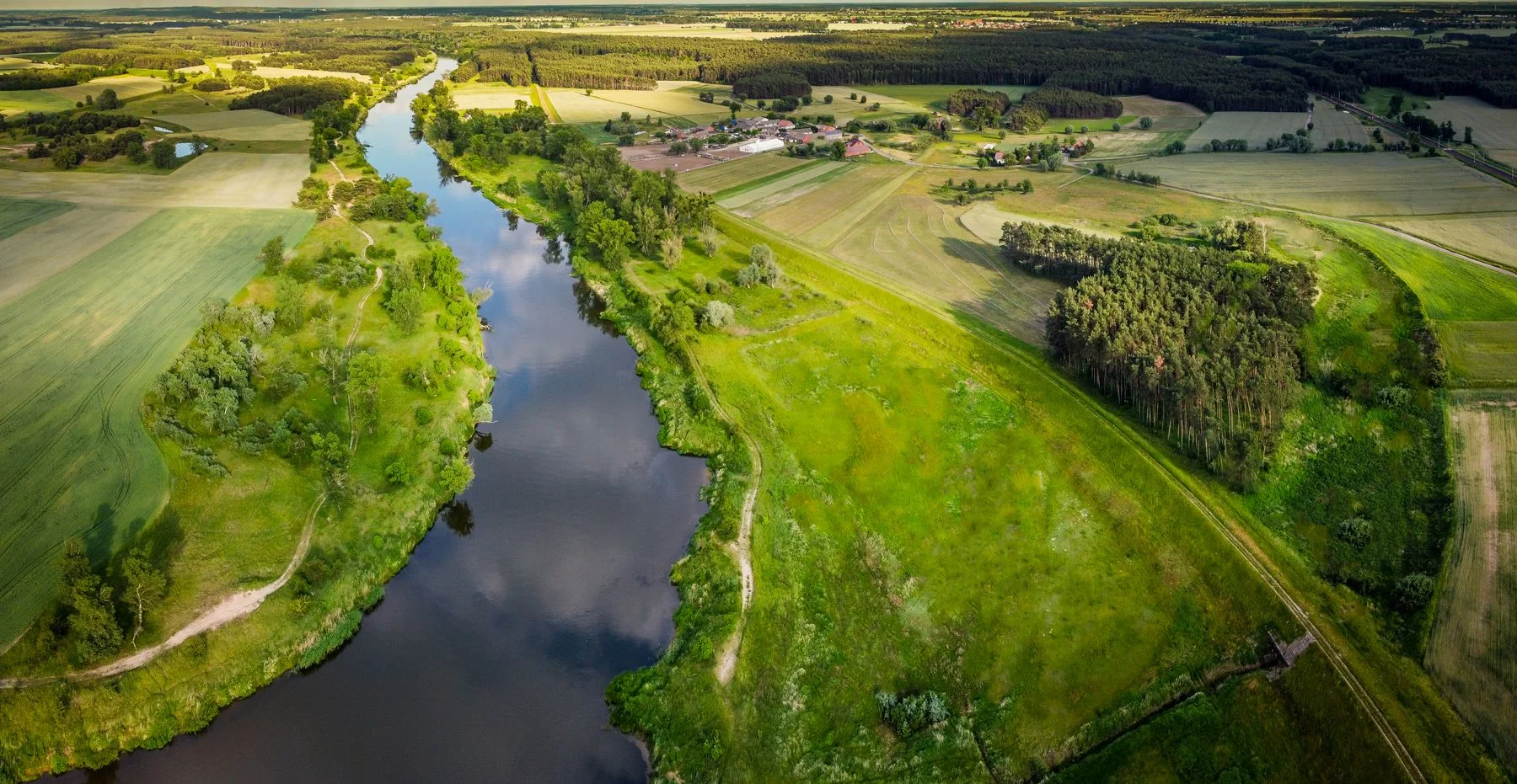 Rzeka pośród pól widziana z góry